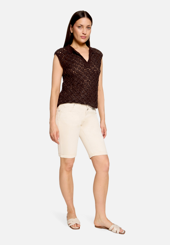 Shorts mit Stickerei / Modellfoto Vorderseite (Outfit)