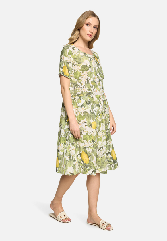 Casual-Kleid mit Eingrifftaschen / Modellfoto Vorderseite (Outfit)