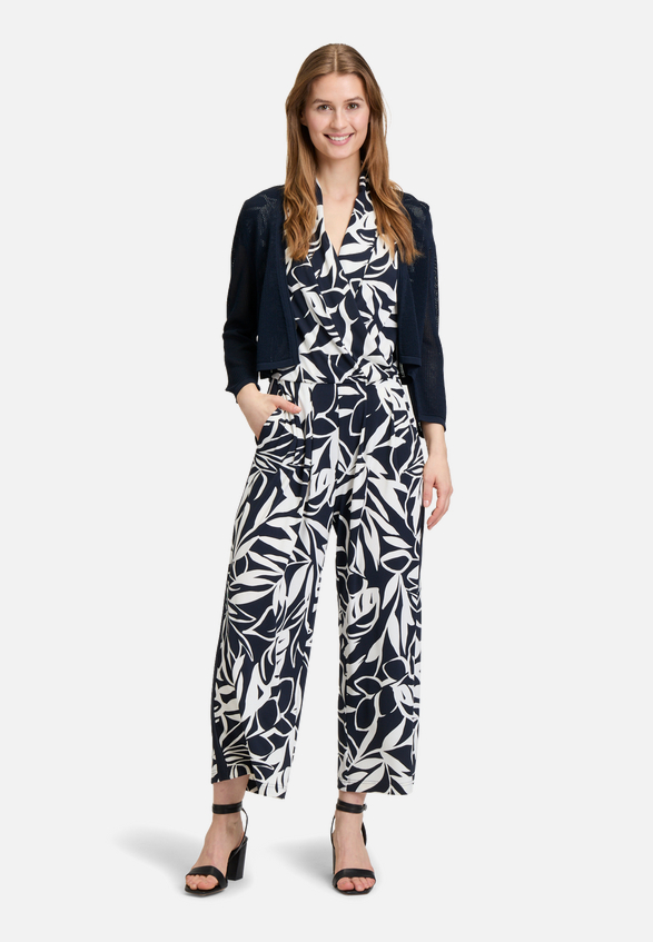 Sommer-Strickjacke mit 3/4 Arm / Modellfoto Vorderseite (Outfit)