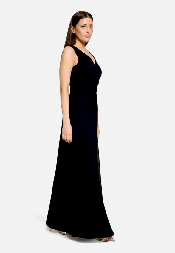 Abendkleid mit V-Ausschnitt / Modellfoto Vorderseite (Outfit)