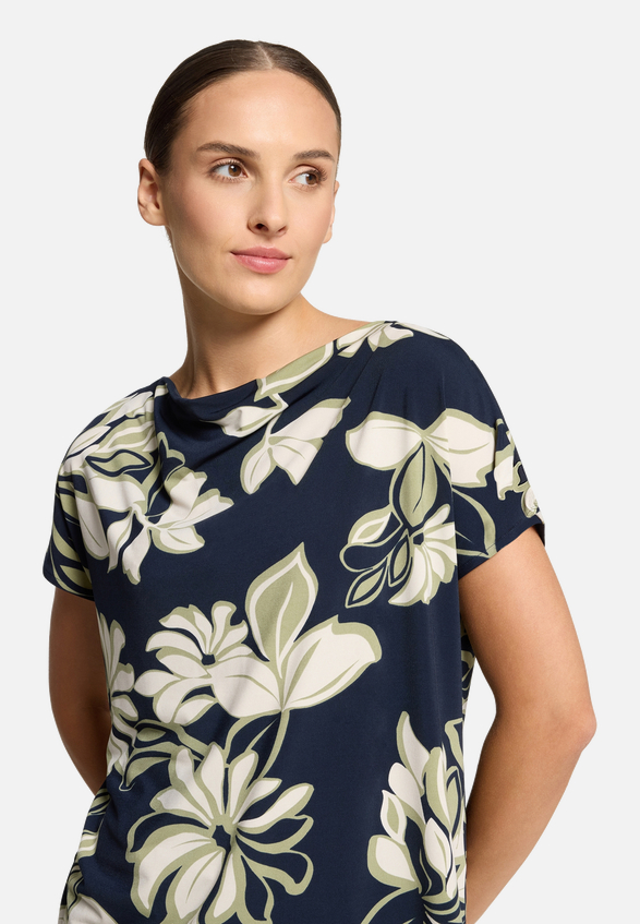 Printshirt mit Wasserfallausschnitt / Detailbild
