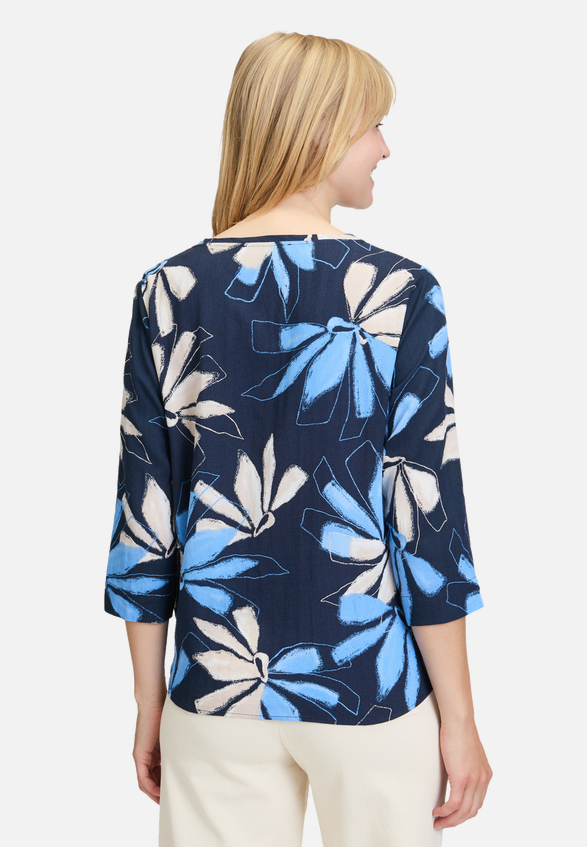 Blusenshirt mit Print / Modellfoto Rückseite