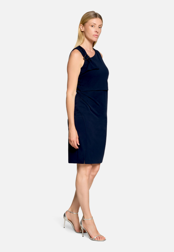 Cocktailkleid ohne Arm / Modellfoto Vorderseite (Outfit)