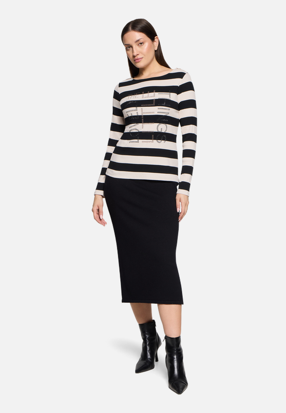 Basic Shirt mit Rippenstruktur / Modellfoto Vorderseite (Outfit)