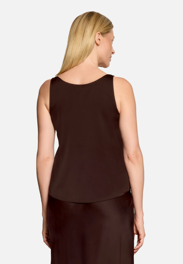 Satin-Bluse mit V-Ausschnitt / Modellfoto Rückseite