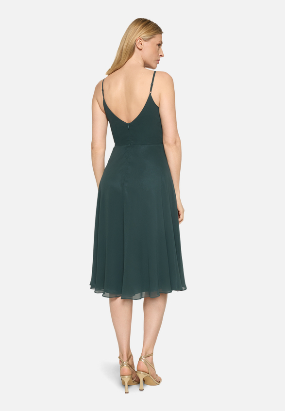 Chiffonkleid mit V-Ausschnitt / Modellfoto Rückseite