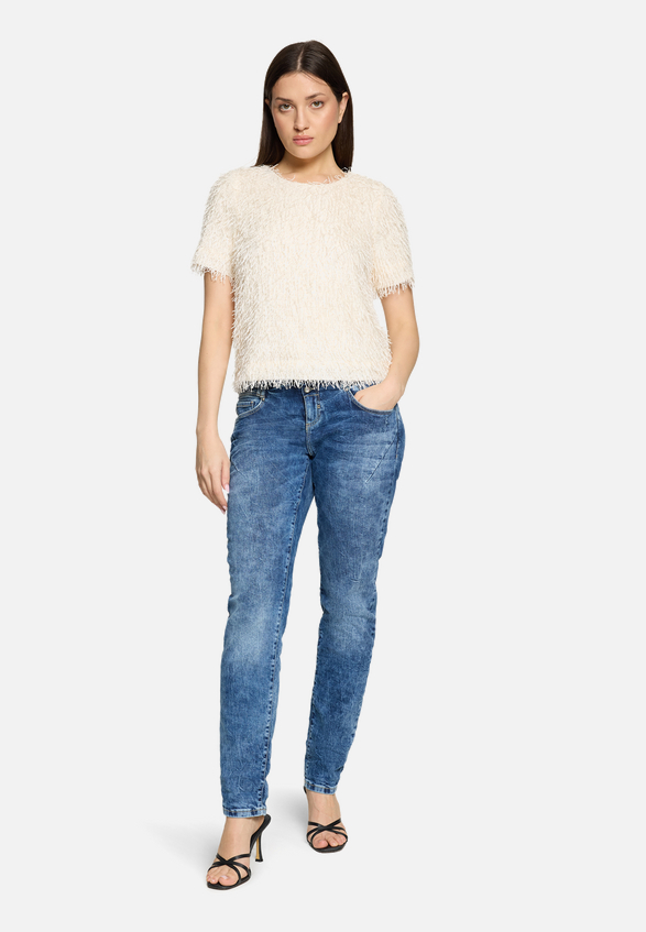 Sweatshirt mit Fransen / Modellfoto Vorderseite (Outfit)