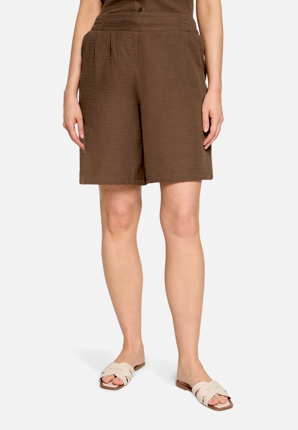 Musselin-Shorts mit elastischem Bund  / Modellfoto Vorderseite