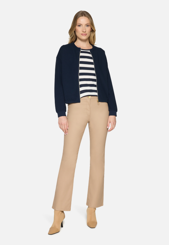 Shirtjacke mit Struktur / Modellfoto Vorderseite (Outfit)