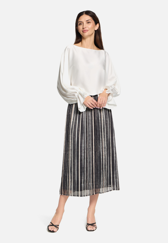Satin-Bluse mit U-Boot-Ausschnitt / Modellfoto Vorderseite (Outfit)