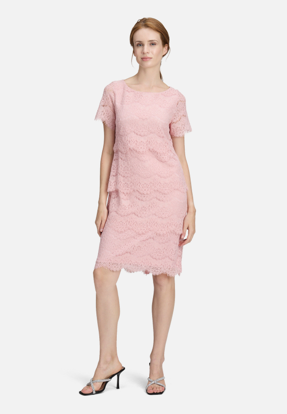 Spitzenkleid kurzarm / Modellfoto Vorderseite (Outfit)