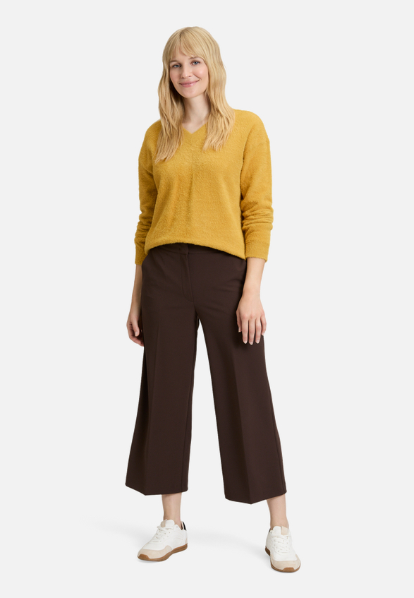 Strickpullover mit V-Ausschnitt / Modellfoto Vorderseite (Outfit)