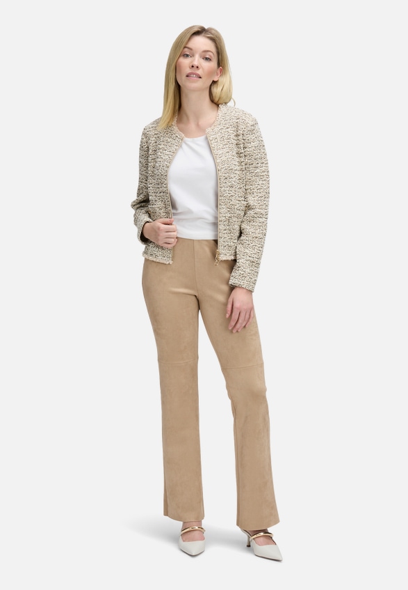 Kunstlederhose Flared aus Velour / Modellfoto Vorderseite (Outfit)