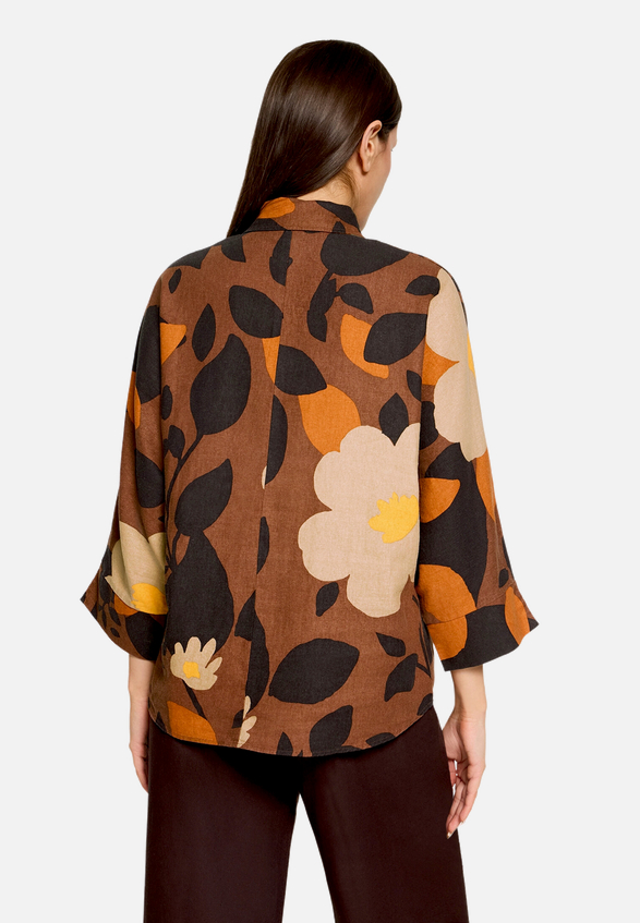 Oversize-Bluse mit Muster / Modellfoto Rückseite