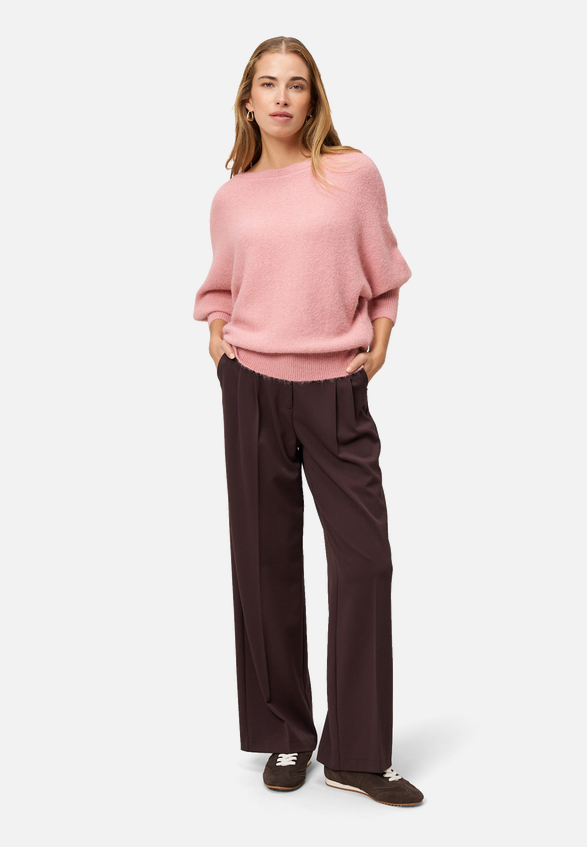 Strickpullover mit U-Boot Ausschnitt / Modellfoto Vorderseite (Outfit)