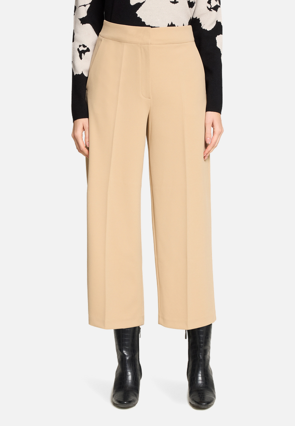 Culotte  mit Bügelfalte und elastischem Bund / Modellfoto Vorderseite