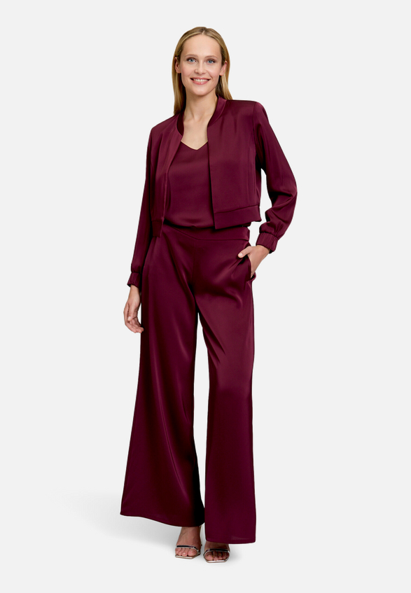 Modern fit Hose mit Taschen / Modellfoto Vorderseite (Outfit)