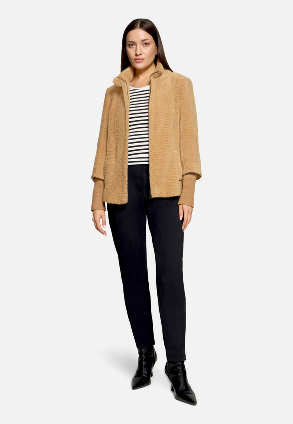 Kuscheljacke mit Rippbündchen / Modellfoto Vorderseite (Outfit)