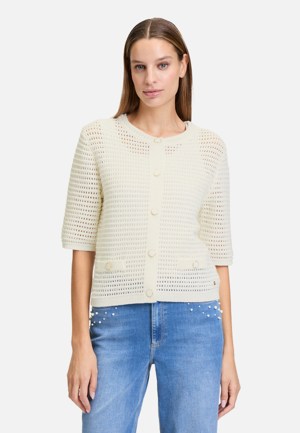 Sommer-Strickjacke mit Knopfleiste / Modellfoto Vorderseite