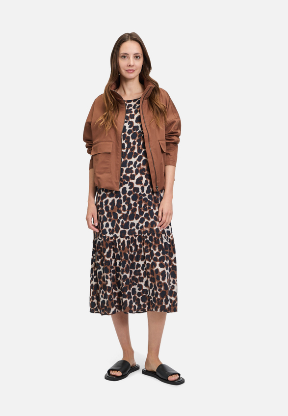 Stufenkleid im Leo-Look / Modellfoto Vorderseite (Outfit)