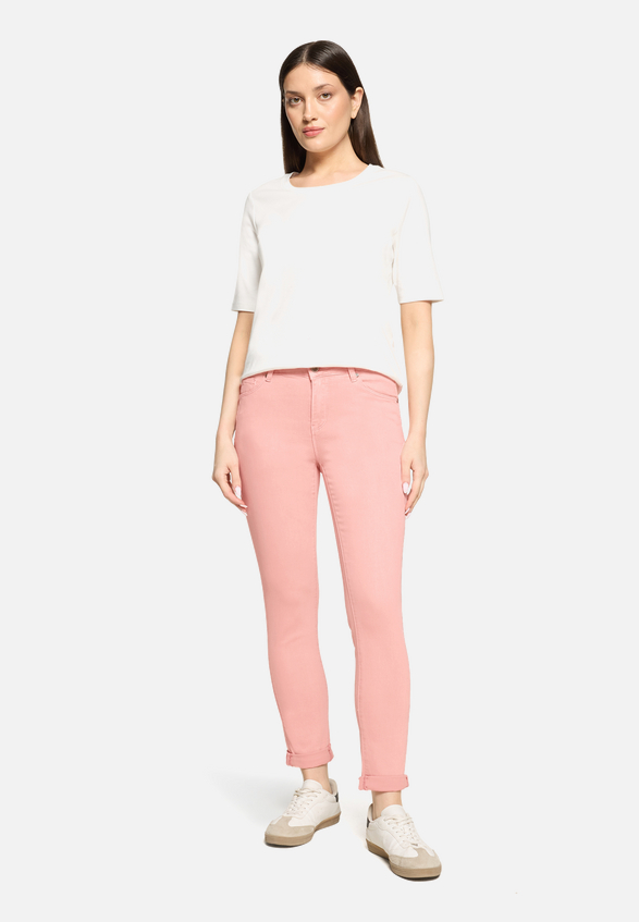 Slim Fit Jeans  mit Stretch-Anteil Style Sunny Short  / Modellfoto Vorderseite (Outfit)