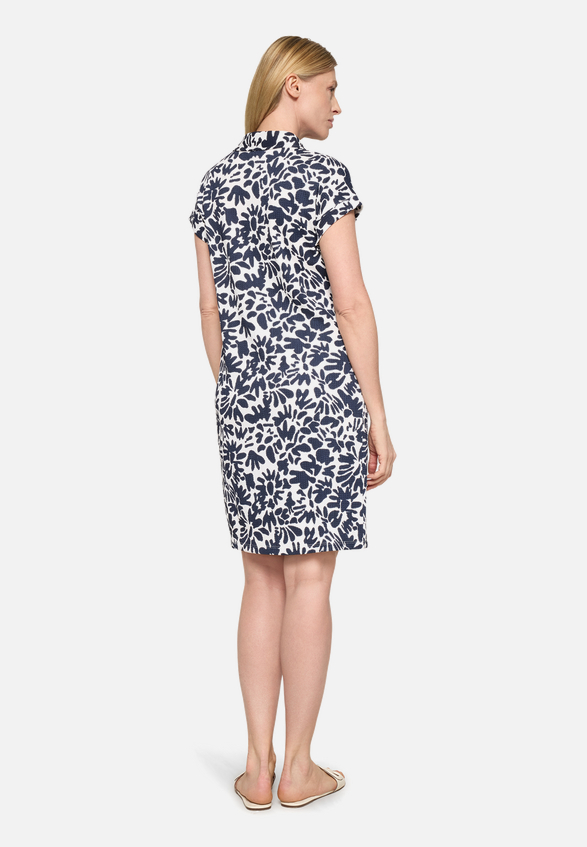 Casual-Kleid mit überschnittenen Ärmeln / Modellfoto Rückseite