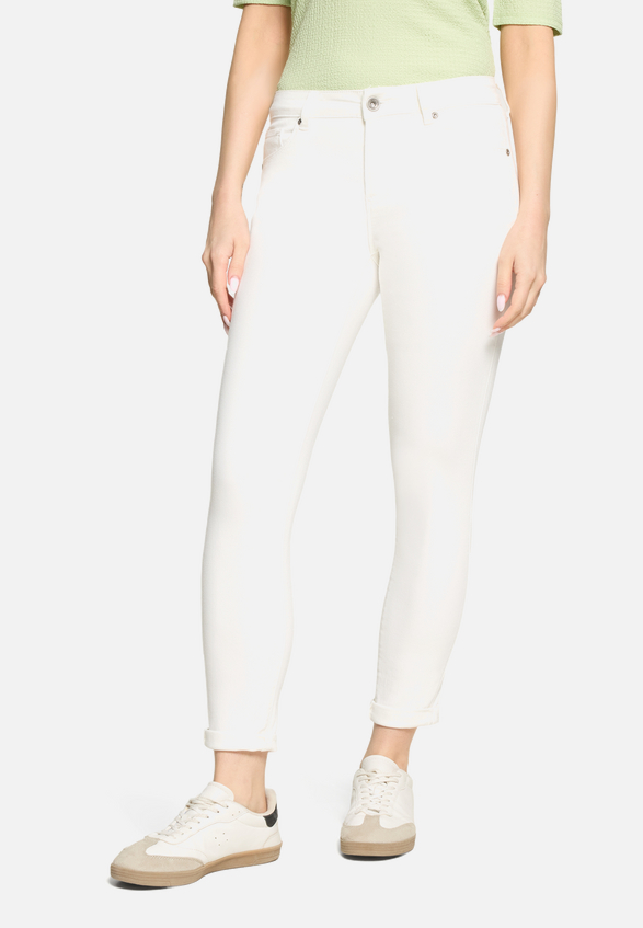 Slim Fit Jeans  mit Stretch-Anteil Style Sunny Short  / Modellfoto Vorderseite