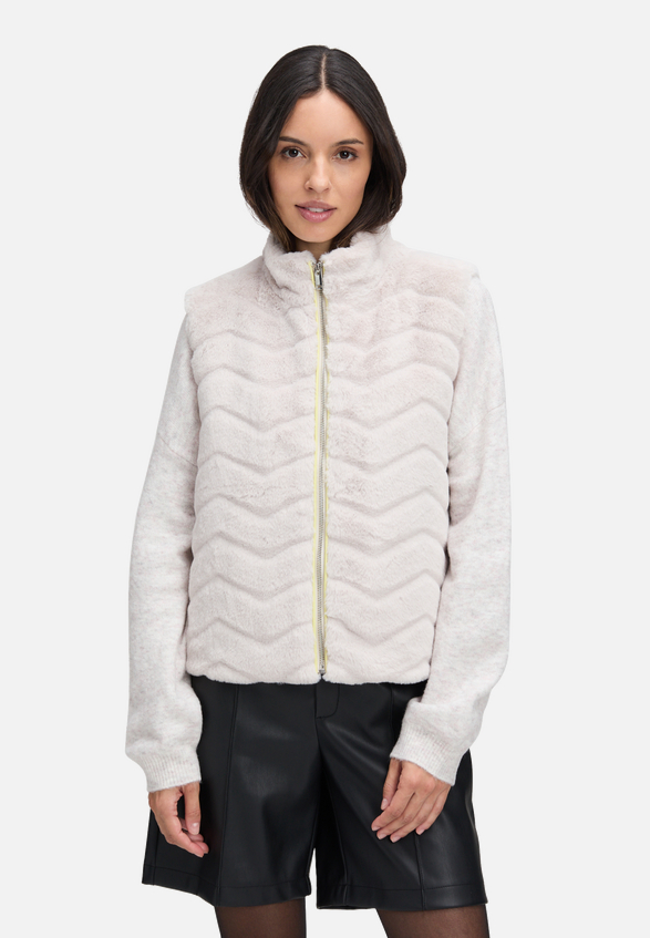 Fake Fur-Weste mit hohem Kragen / Modellfoto Vorderseite