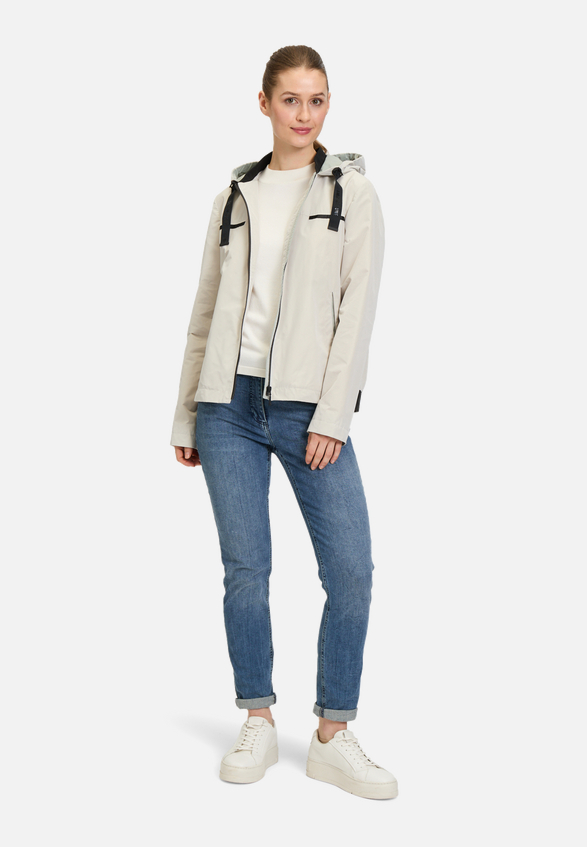 Sommerjacke mit Kapuze / Modellfoto Vorderseite (Outfit)