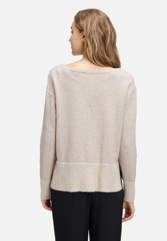 Strickpullover mit Pailletten / Modellfoto Rückseite