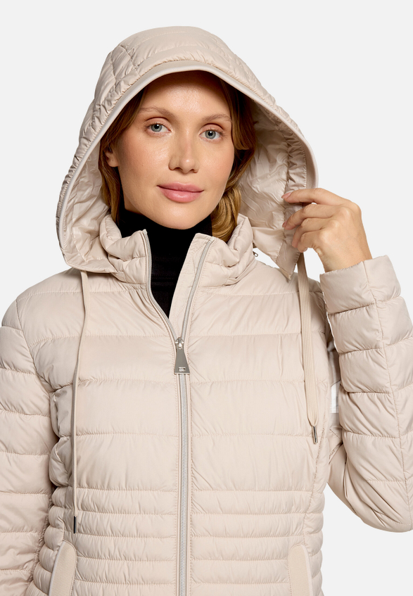 Steppjacke leicht mit abnehmbarer Kapuze / Detailbild