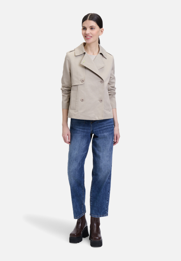 Kurztrench mit Taschen / Modellfoto Vorderseite (Outfit)