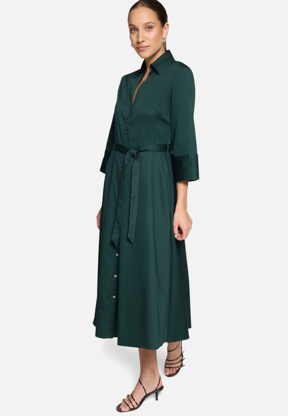 Hemdblusenkleid Midi mit Bindegürtel / Modellfoto Vorderseite (Outfit)