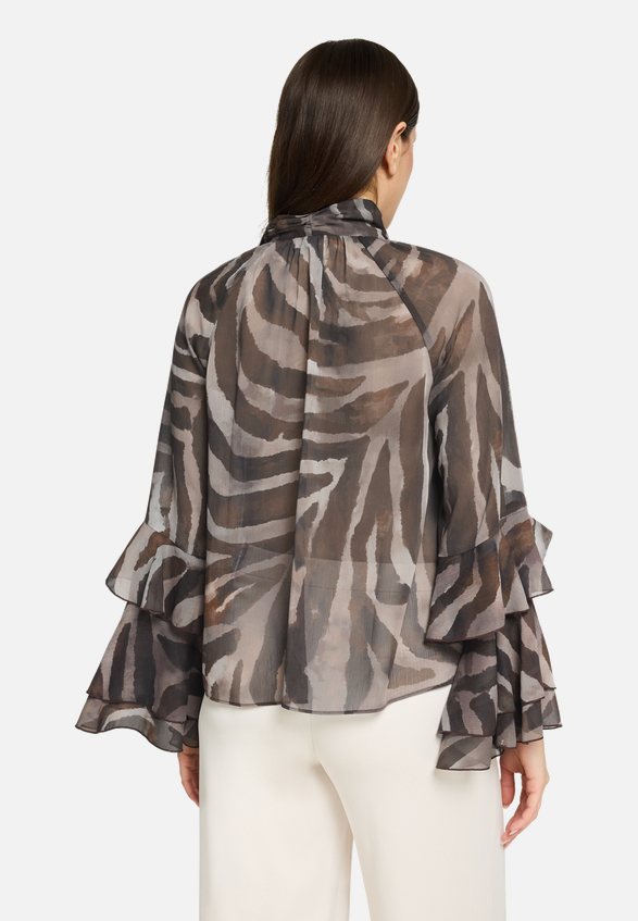 Chiffonbluse mit Volant / Modellfoto Rückseite
