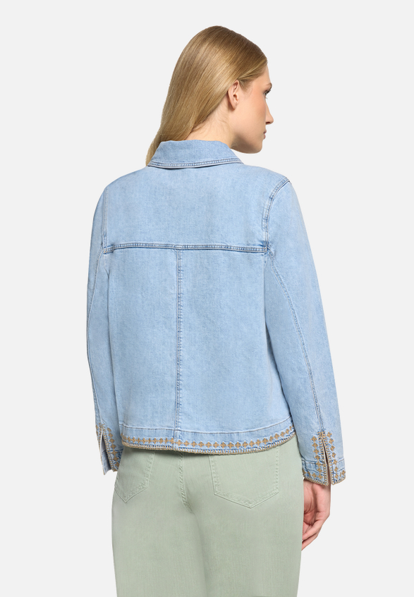 Jeansjacke mit Stickerei / Modellfoto Rückseite