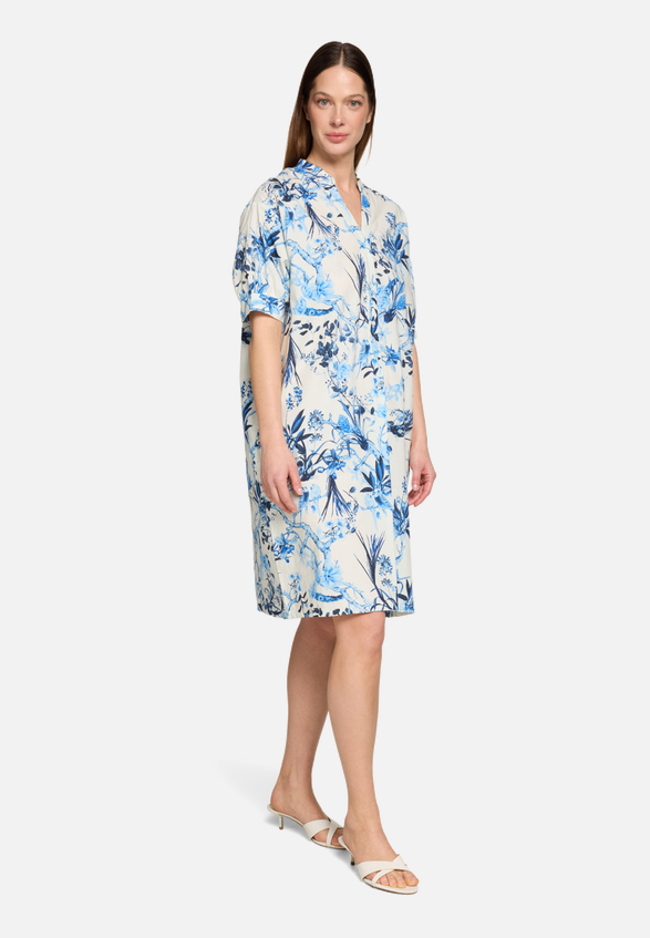 Hemdblusenkleid mit Knopfleiste / Modellfoto Vorderseite (Outfit)