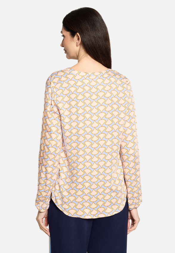 Casual-Bluse mit Muster / Modellfoto Rückseite
