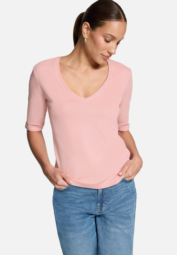 Basic-T-Shirt mit V-Ausschnitt / Modellfoto Vorderseite