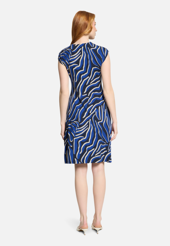 Jerseykleid mit Raffung / Modellfoto Rückseite