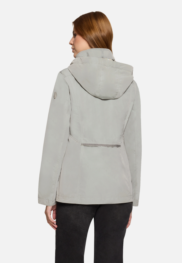 Sommerjacke mit abnehmbarer Kapuze / Modellfoto Rückseite
