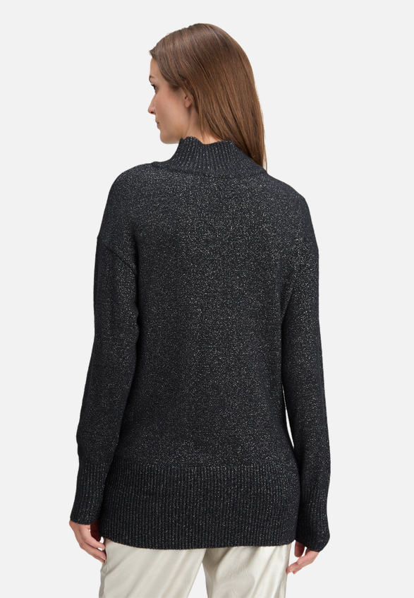 Strickpullover mit Lurexfaden / Modellfoto Rückseite