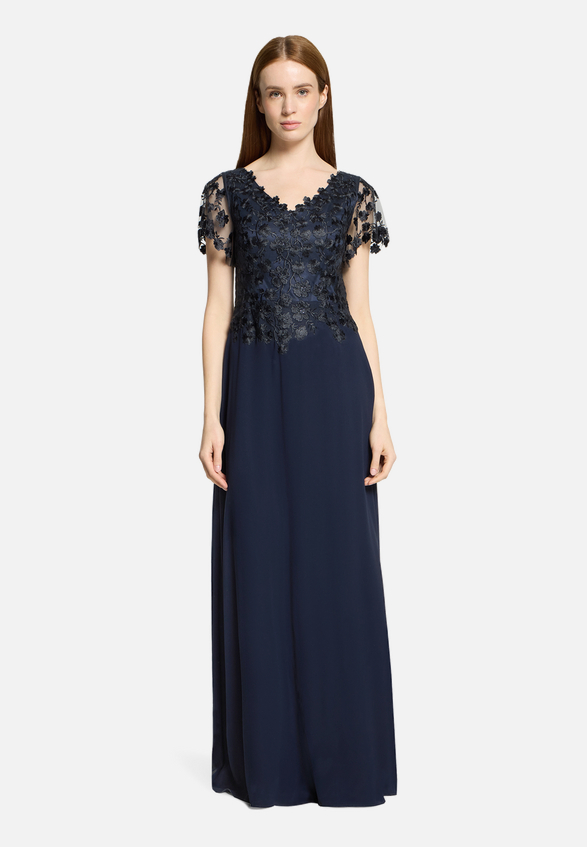Abendkleid mit Stickerei / Modellfoto Vorderseite