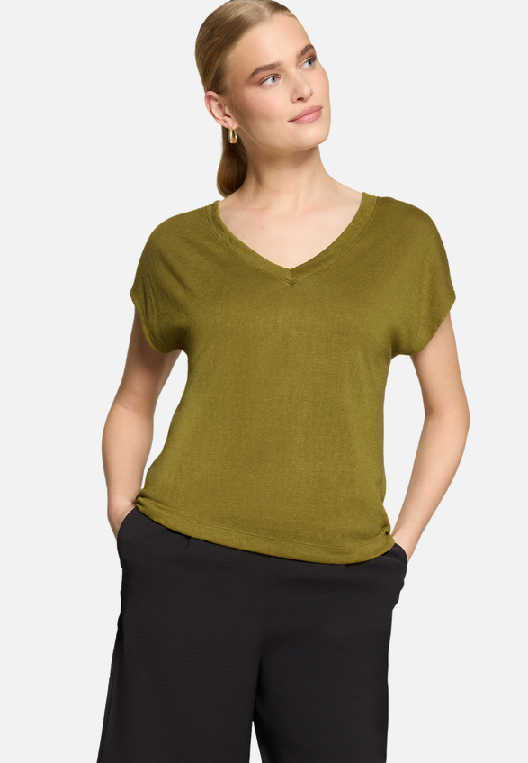 Basic-T-Shirt  mit V-Ausschnitt / Modellfoto Vorderseite