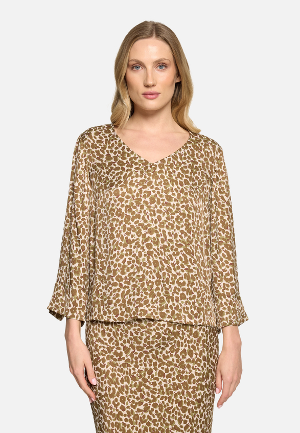 Schlupfbluse mit Leoprint / Modellfoto Vorderseite