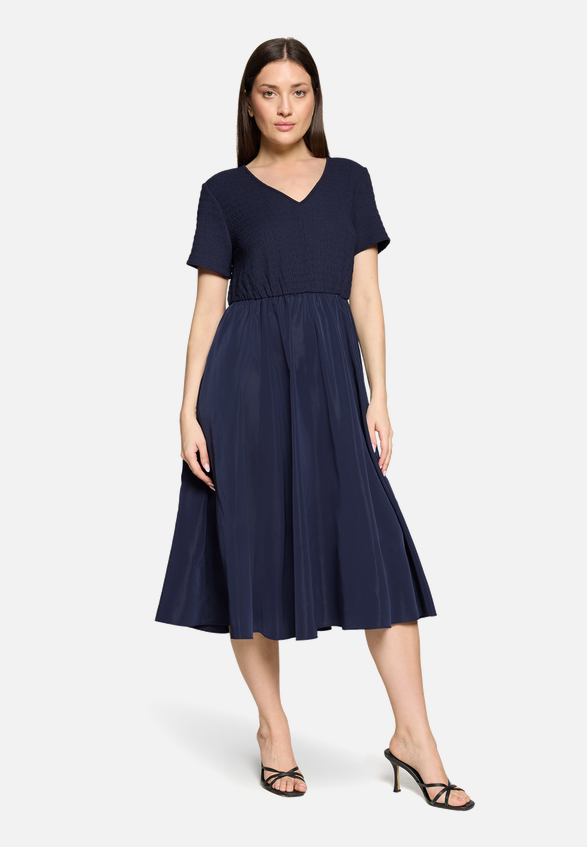 Midikleid mit Eingrifftaschen / Modellfoto Vorderseite (Outfit)