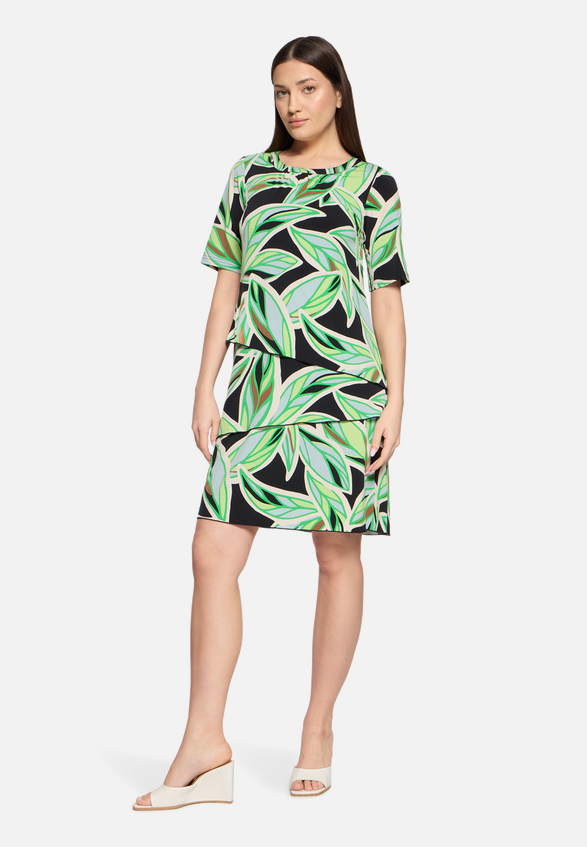 Stufenkleid kurzarm / Modellfoto Vorderseite (Outfit)