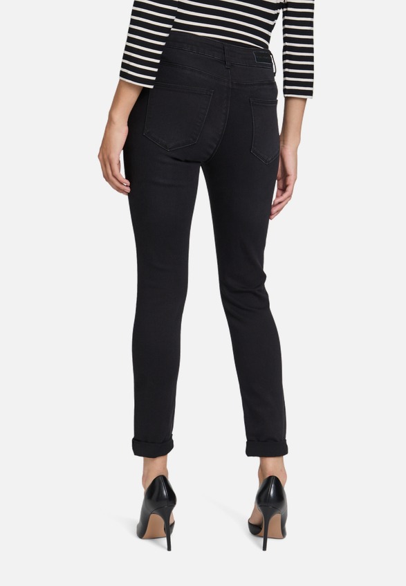 Slim Fit Jeans  mit Stretch-Anteil Style Sunny Short  / Modellfoto Rückseite