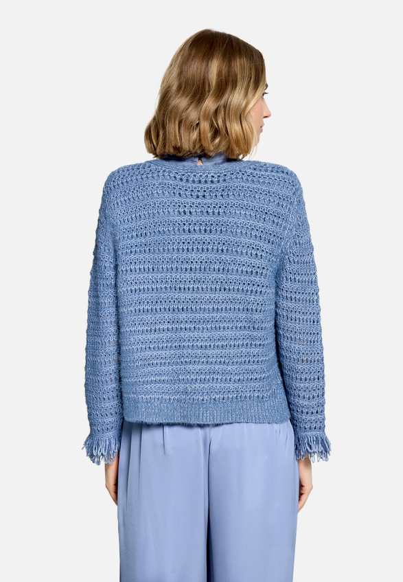 Strickjacke mit Fransen / Modellfoto Rückseite