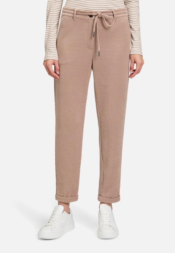 Casual-Hose mit Struktur / Modellfoto Vorderseite