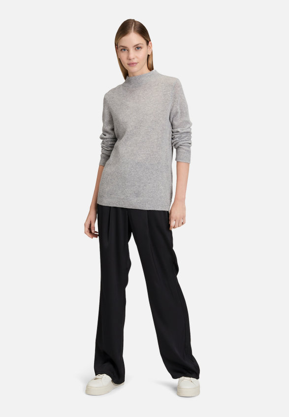 Kaschmir-Pullover mit Stehkragen / Modellfoto Vorderseite (Outfit)